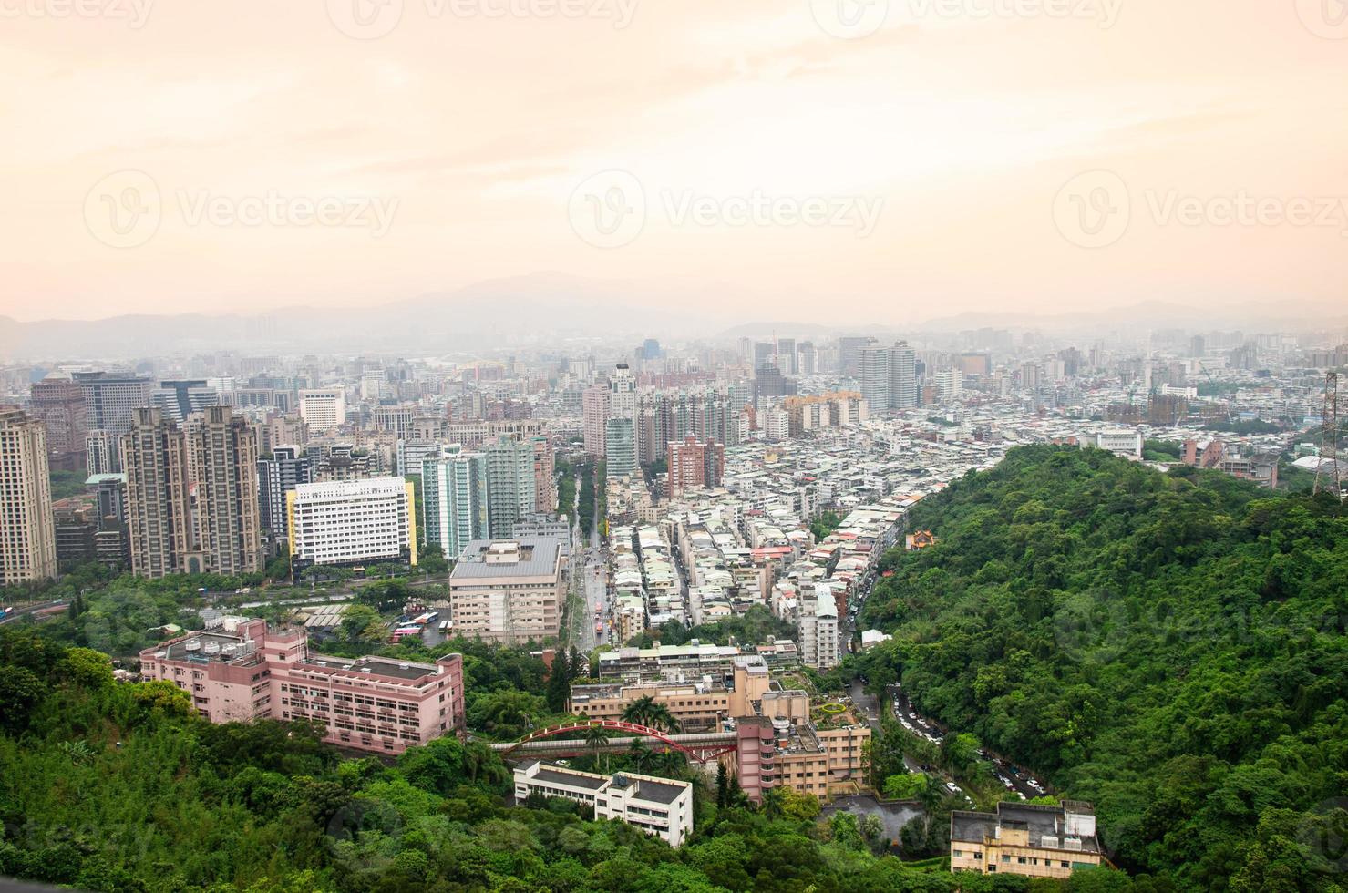 taipei, taiwán, los turistas van a hacer turismo por el panorama del paisaje urbano, ver el edificio más alto y el famoso paisaje que es el hermoso lugar para viajar en taiwán desde la montaña elefante foto