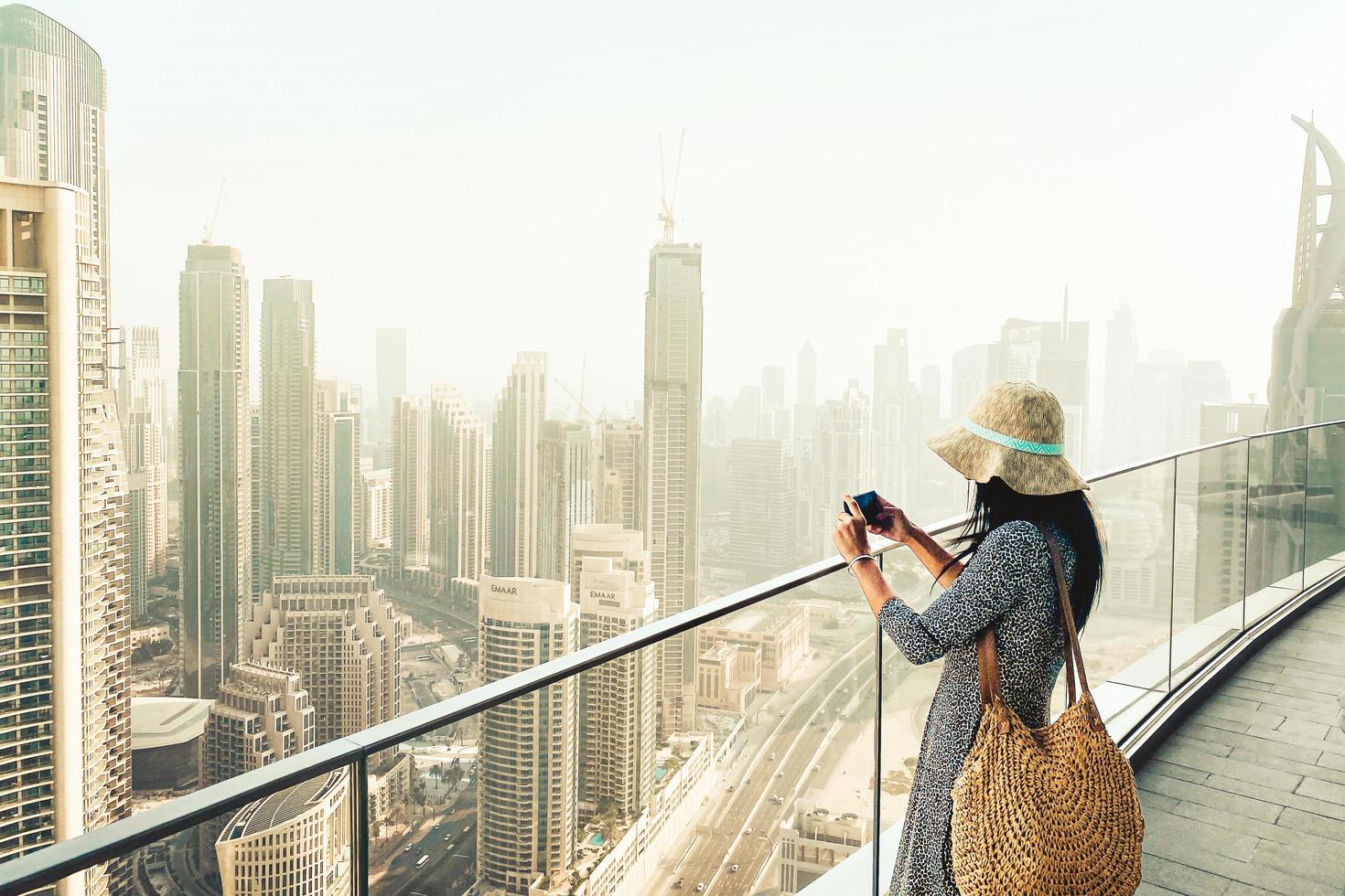 turista toma una foto de dubai