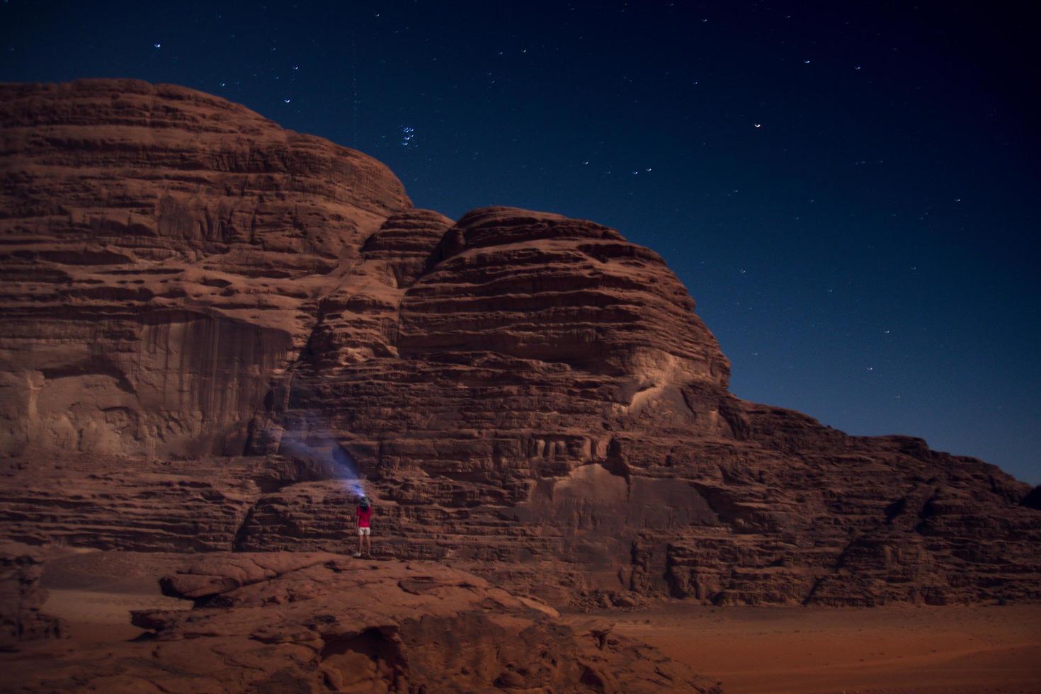 explorador en el desierto de wadi rum por la noche foto