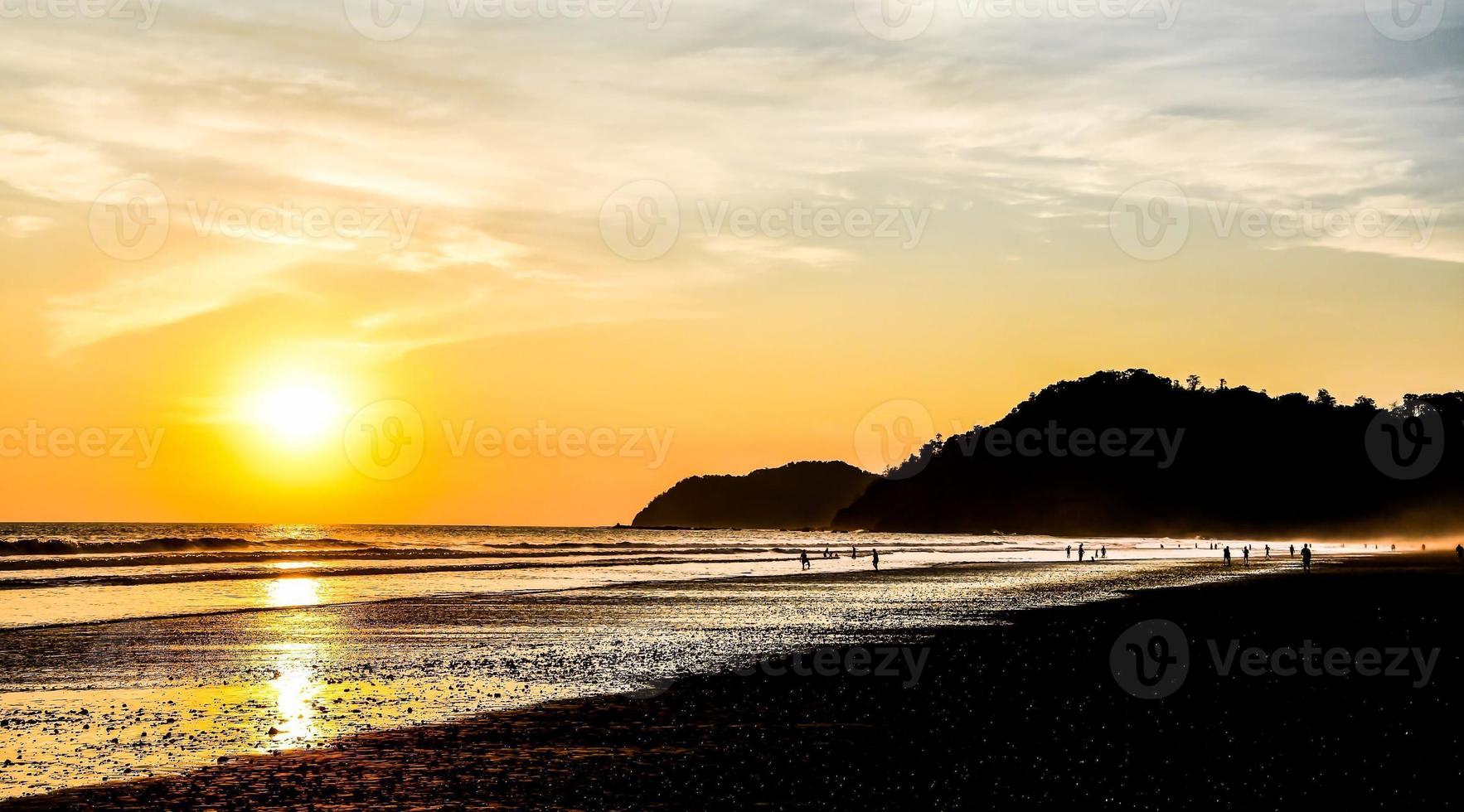 puesta de sol en la playa foto