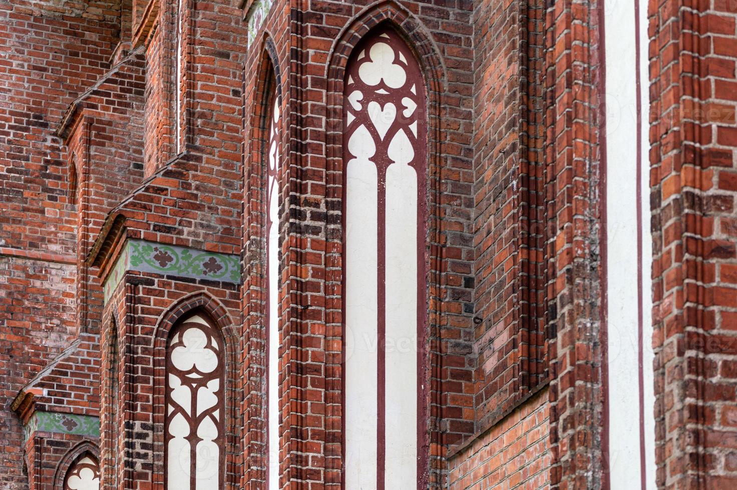 elementos arquitectónicos, bóvedas y ventanas de la catedral gótica. paredes de ladrillo rojo. kaliningrado, rusia. isla emmanuel kant. foto