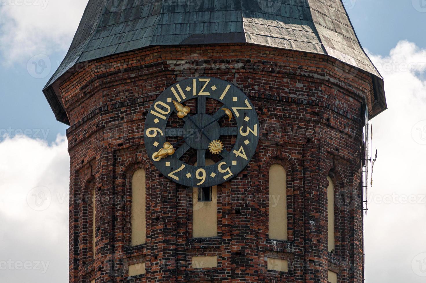 torre del reloj de la catedral de konigsberg. monumento de estilo gótico de ladrillo en kaliningrado, rusia. isla emmanuel kant. foto