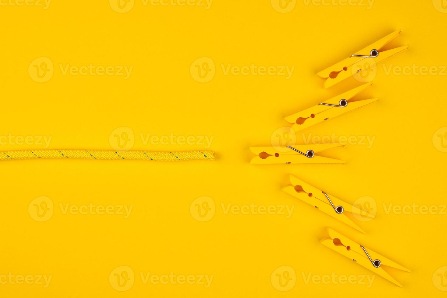 pinzas para la ropa amarillas y cuerda. concepto de golpe de suerte. foto