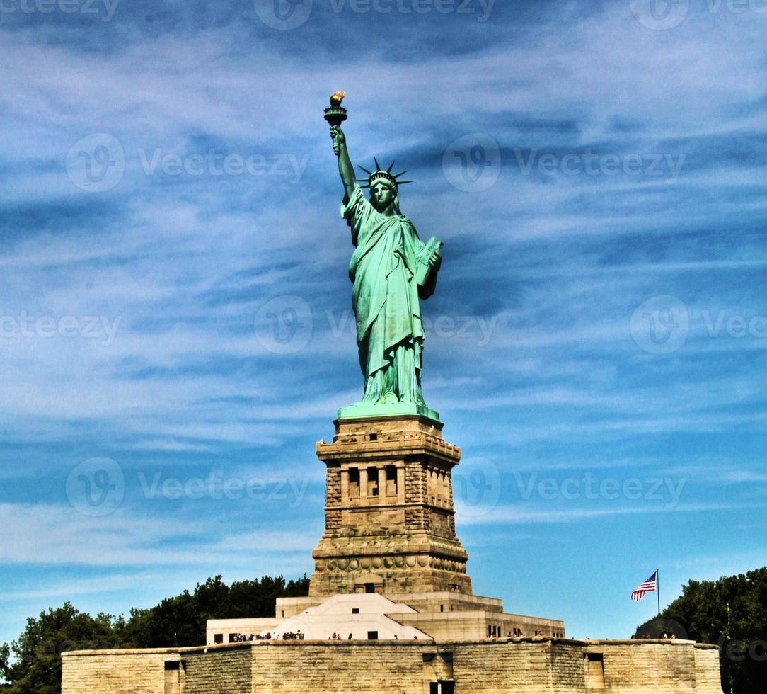 una vista de la estatua de la libertad en nueva york foto