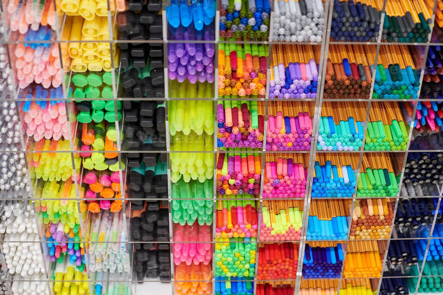 bolígrafos de colores, lápices, marcadores en la estantería de la papelería foto