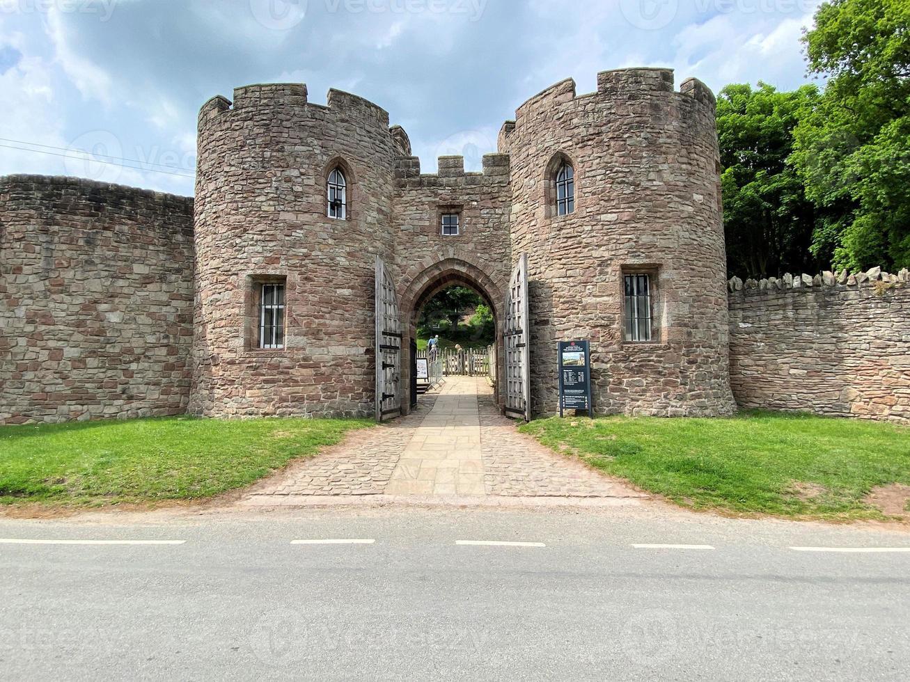 una vista de la campiña de cheshire cerca del castillo de beeston foto