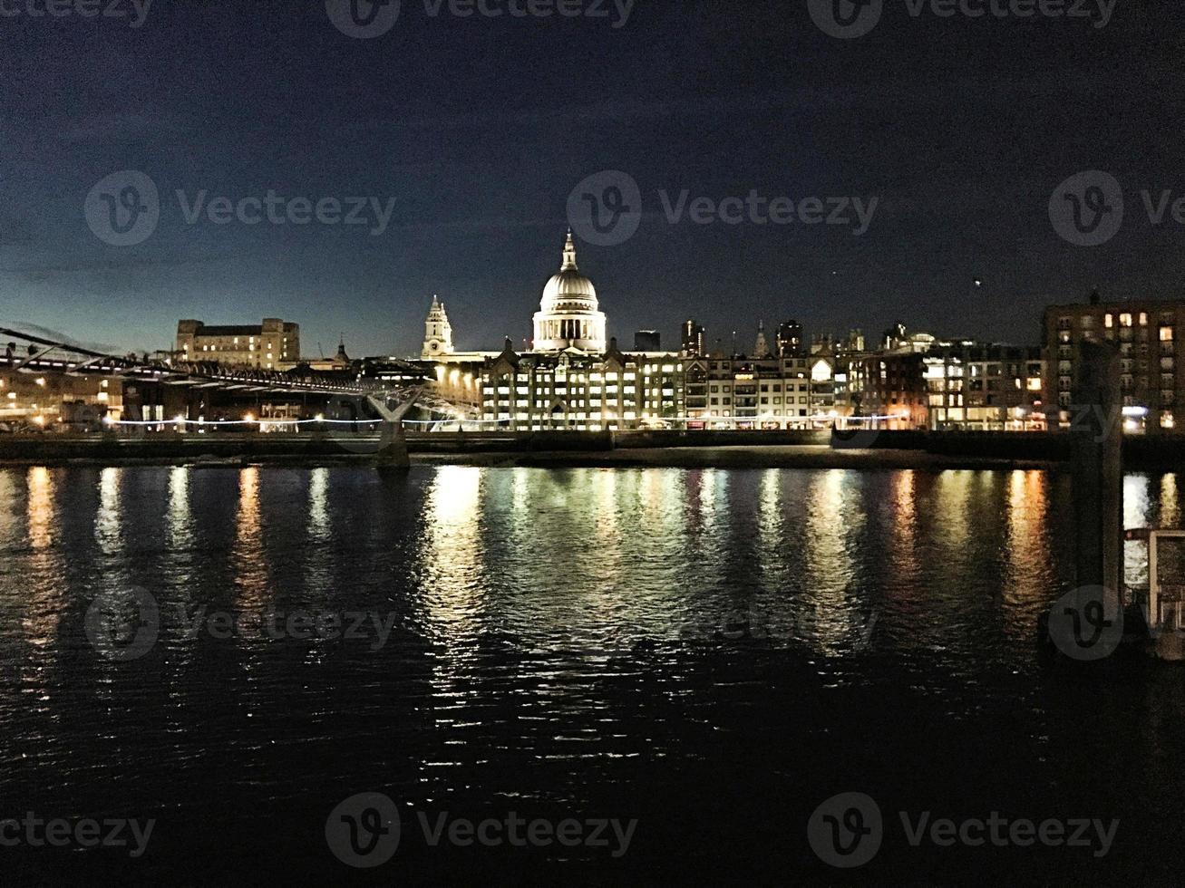 una vista del río támesis en la noche foto