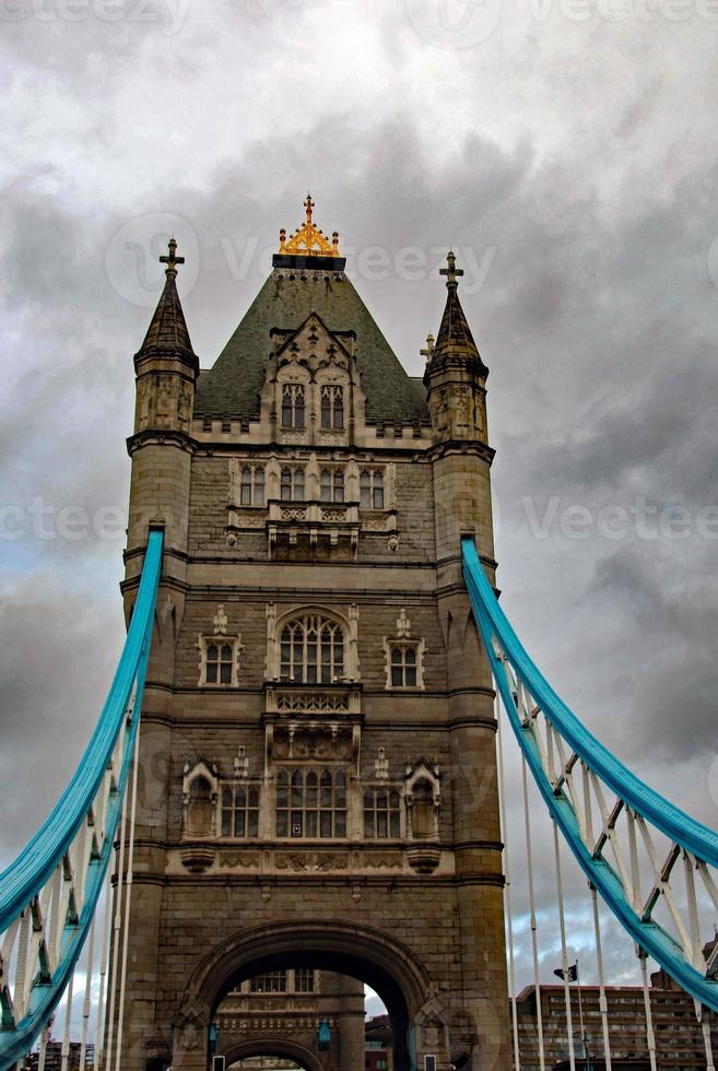 una vista del río támesis que muestra el puente de la torre foto