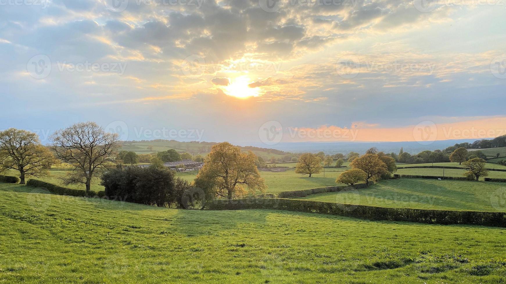 una vista de la campiña de cheshire en peckforton foto