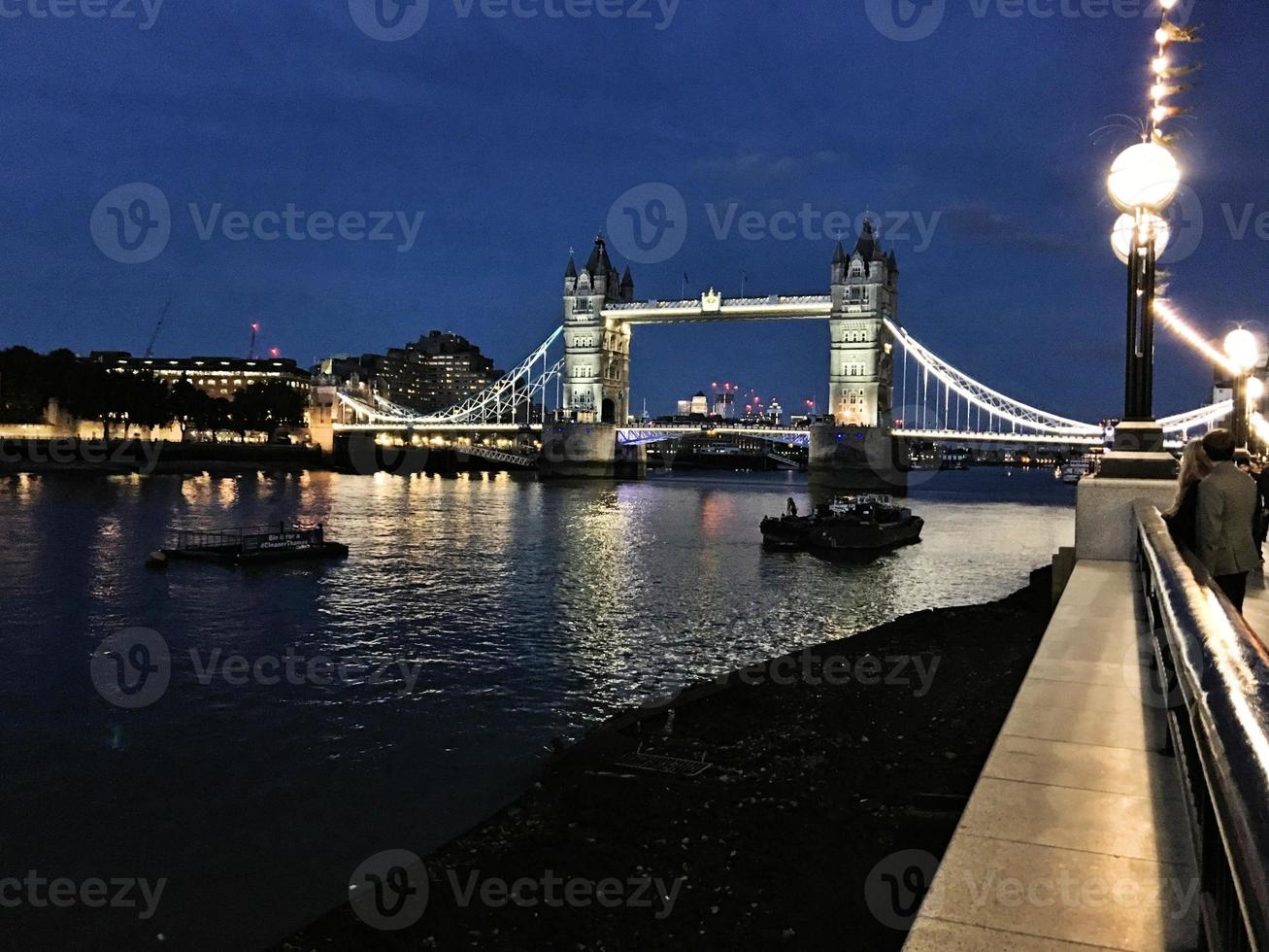 una vista del río támesis en la noche foto