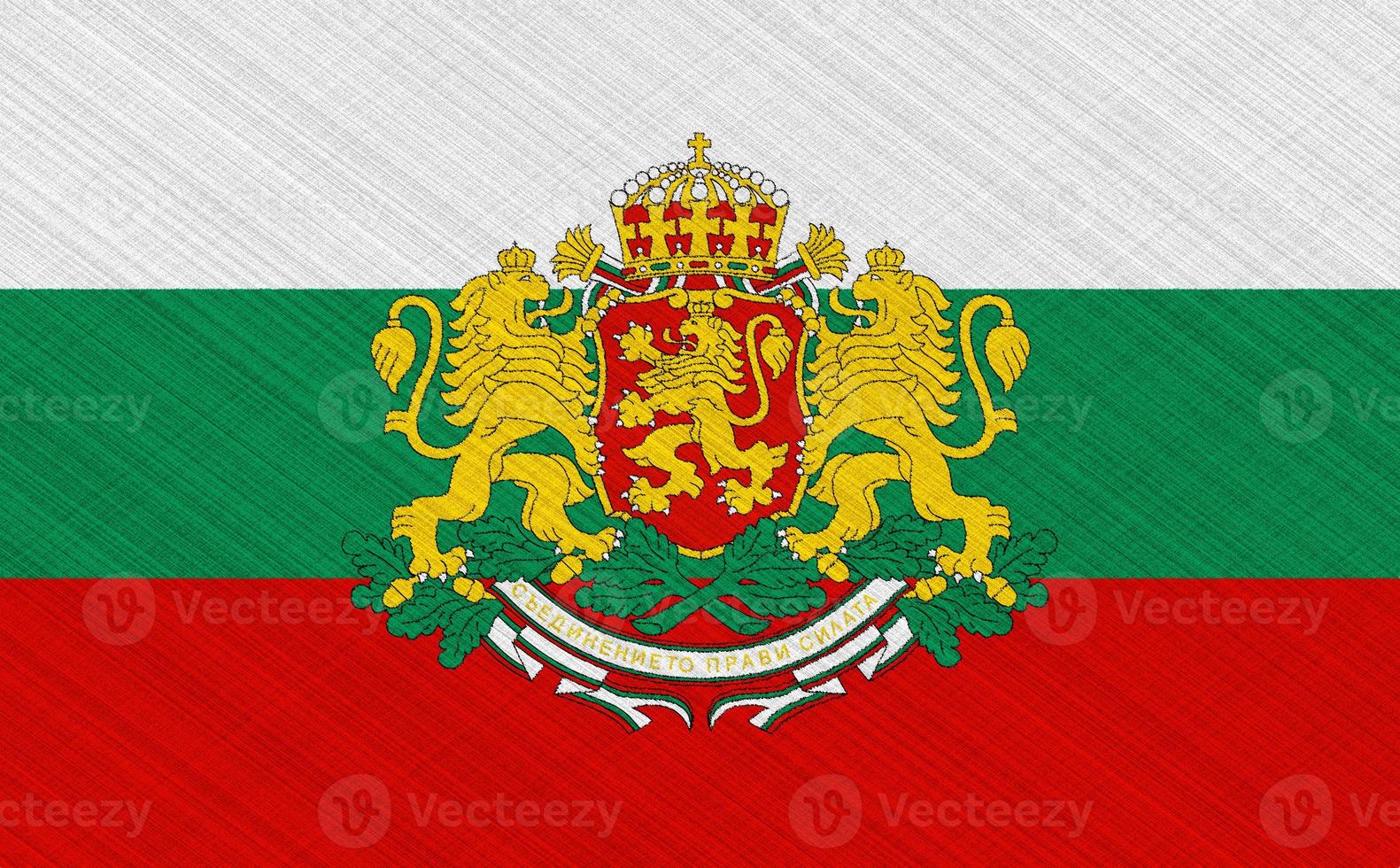 bandera y escudo de armas de bulgaria sobre un fondo texturizado. collage de conceptos foto