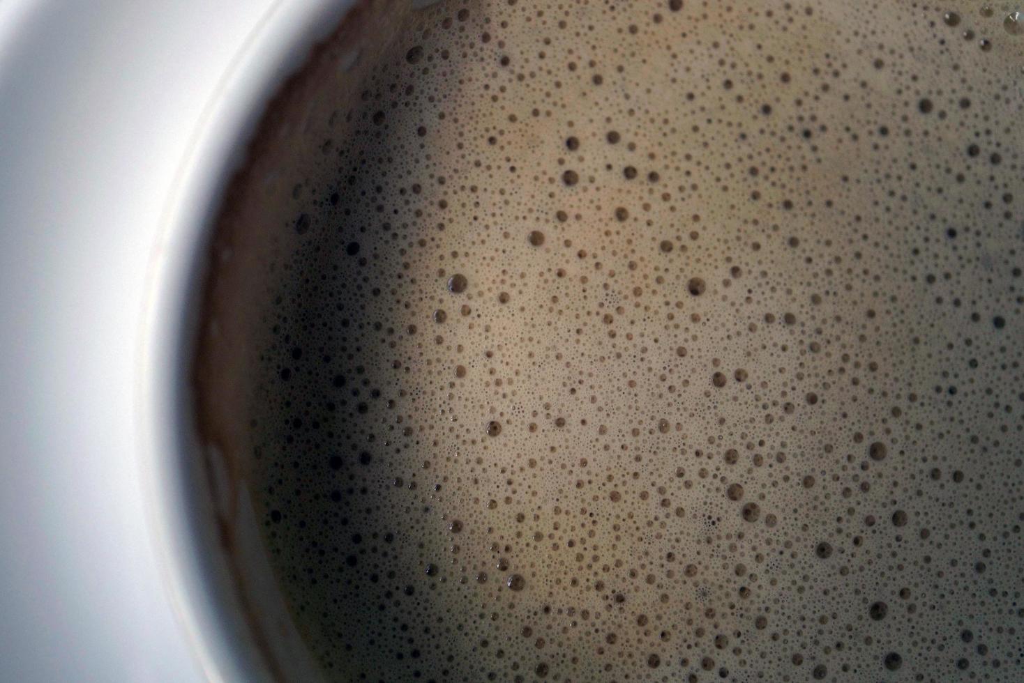 fotografía macro de espuma de leche de capuchino en un vaso foto