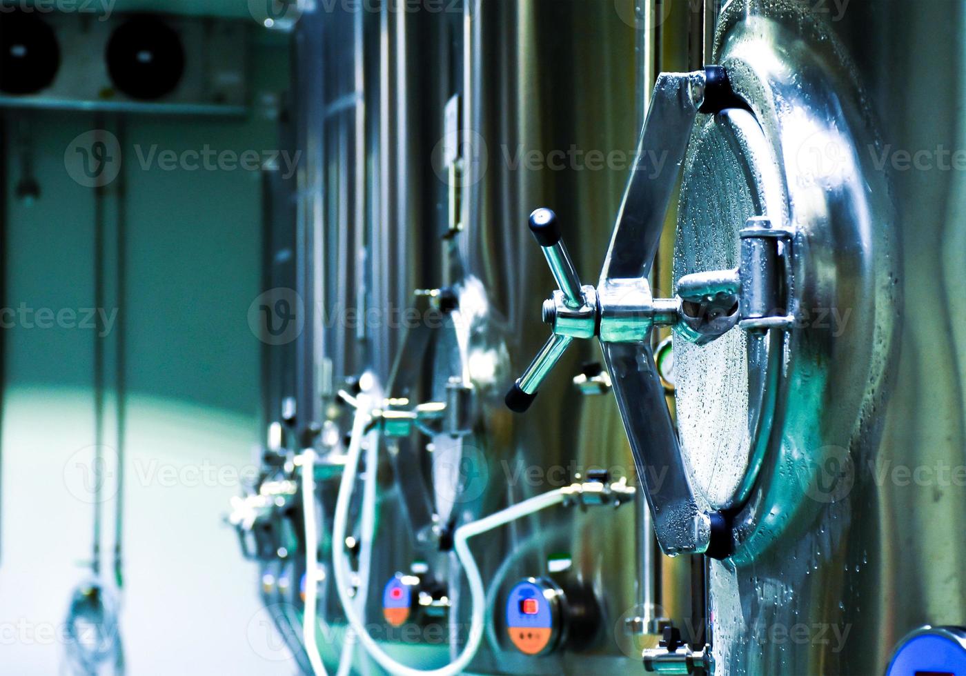 maquinaria de elaboración de fábrica de cerveza foto