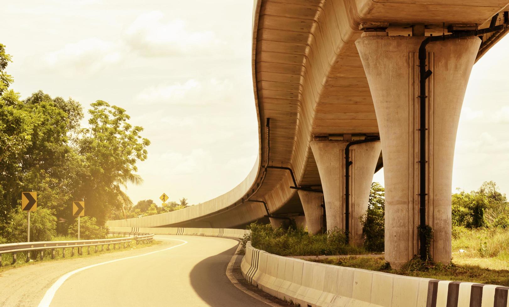 señal de tráfico amarilla en la carretera foto