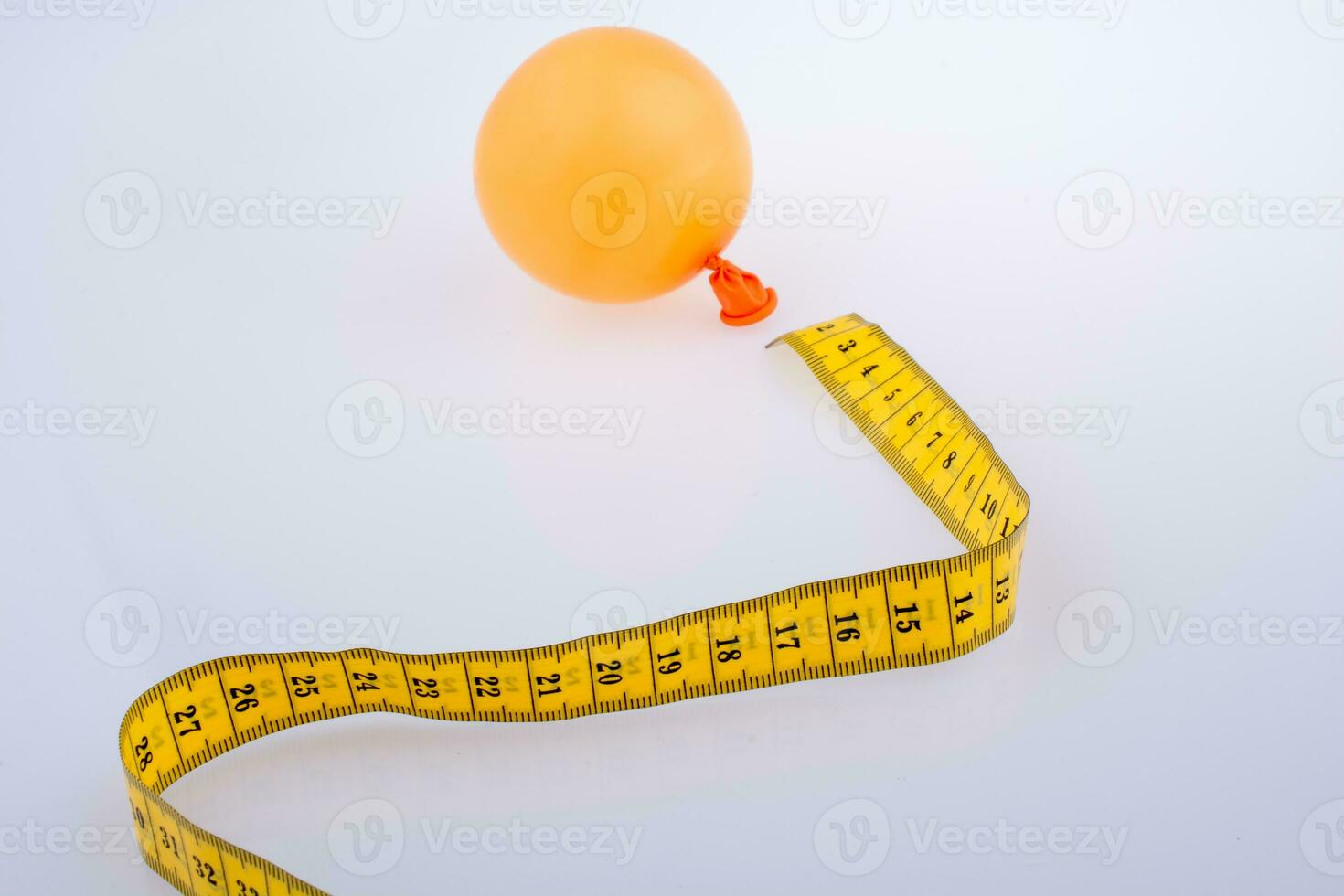 cinta métrica de color amarillo y un globo foto