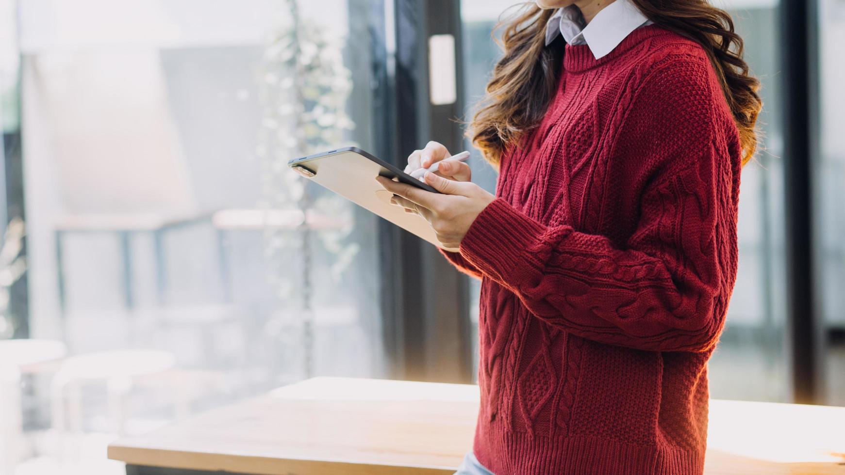 KPI Business Analytics Data Dashboard. Analyst Using Computer photo