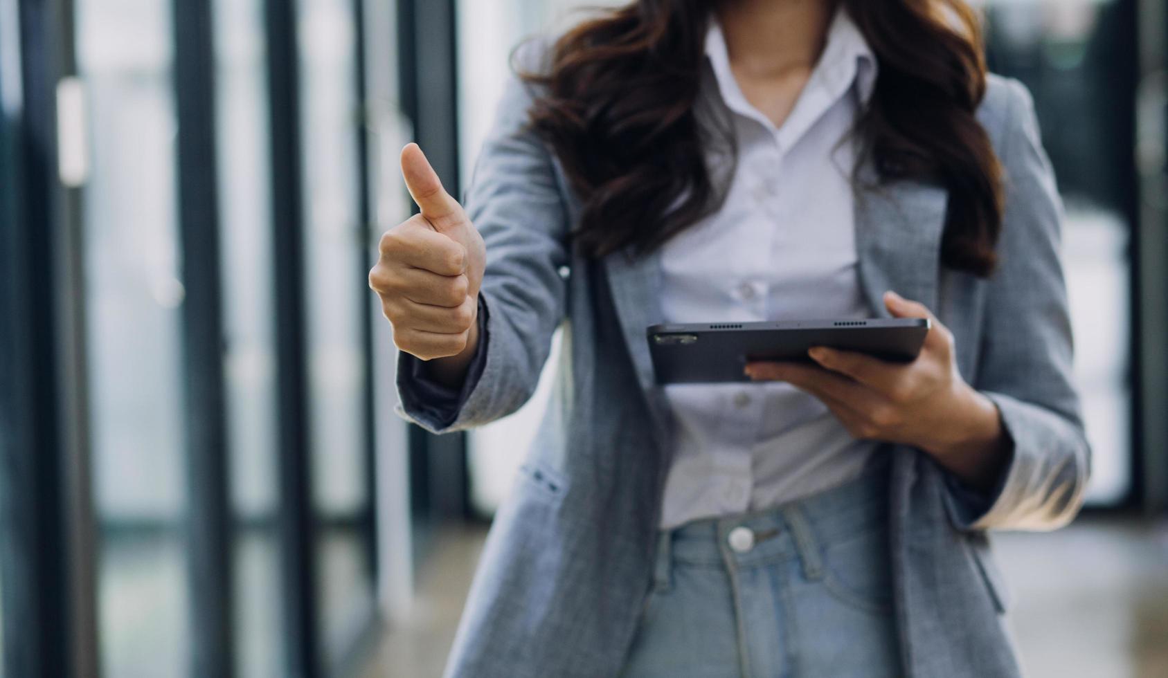 equipo de negocios presente. inversor profesional trabajando en un nuevo proyecto de puesta en marcha. reunión de gerentes de finanzas. pantalla de acoplamiento de tableta digital diseño de computadora teléfono inteligente usando, a la luz de la mañana foto