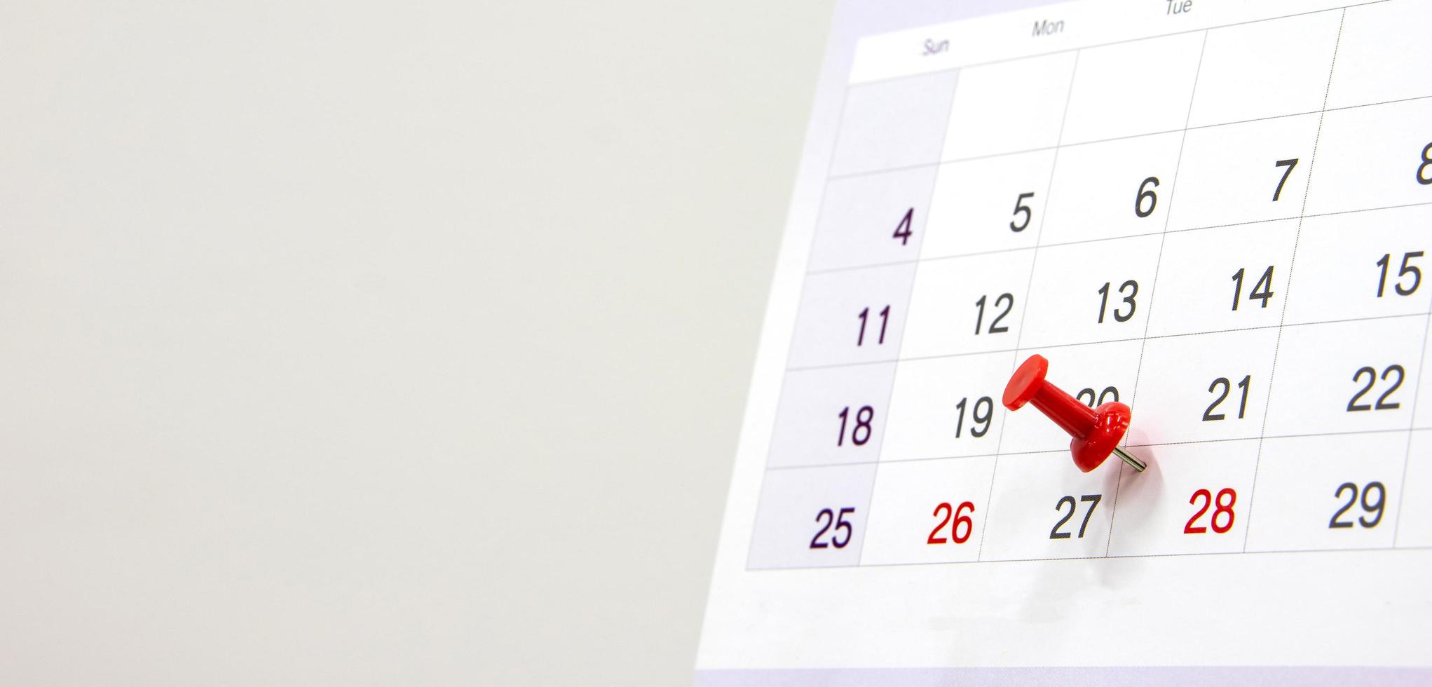 pin en el calendario. concepto de cita notificación de fecha importante una cita con su médico o programar una reunión con espacio de copia para diseño de negocios foto