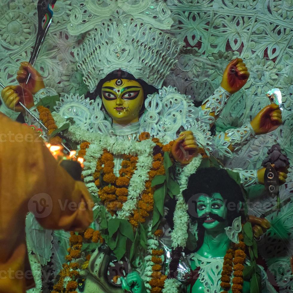 diosa durga con aspecto tradicional en una vista de cerca en un sur de kolkata durga puja, ídolo de durga puja, el festival hindú navratri más grande de la india foto