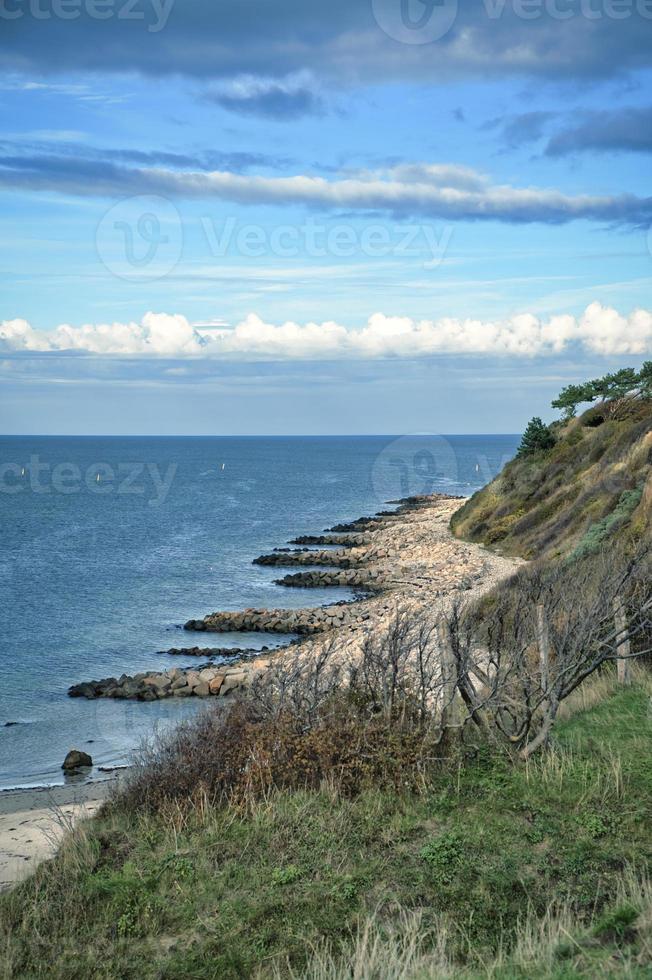hundested, dinamarca en el acantilado con vistas al mar. costa del mar báltico, cubierta de hierba foto