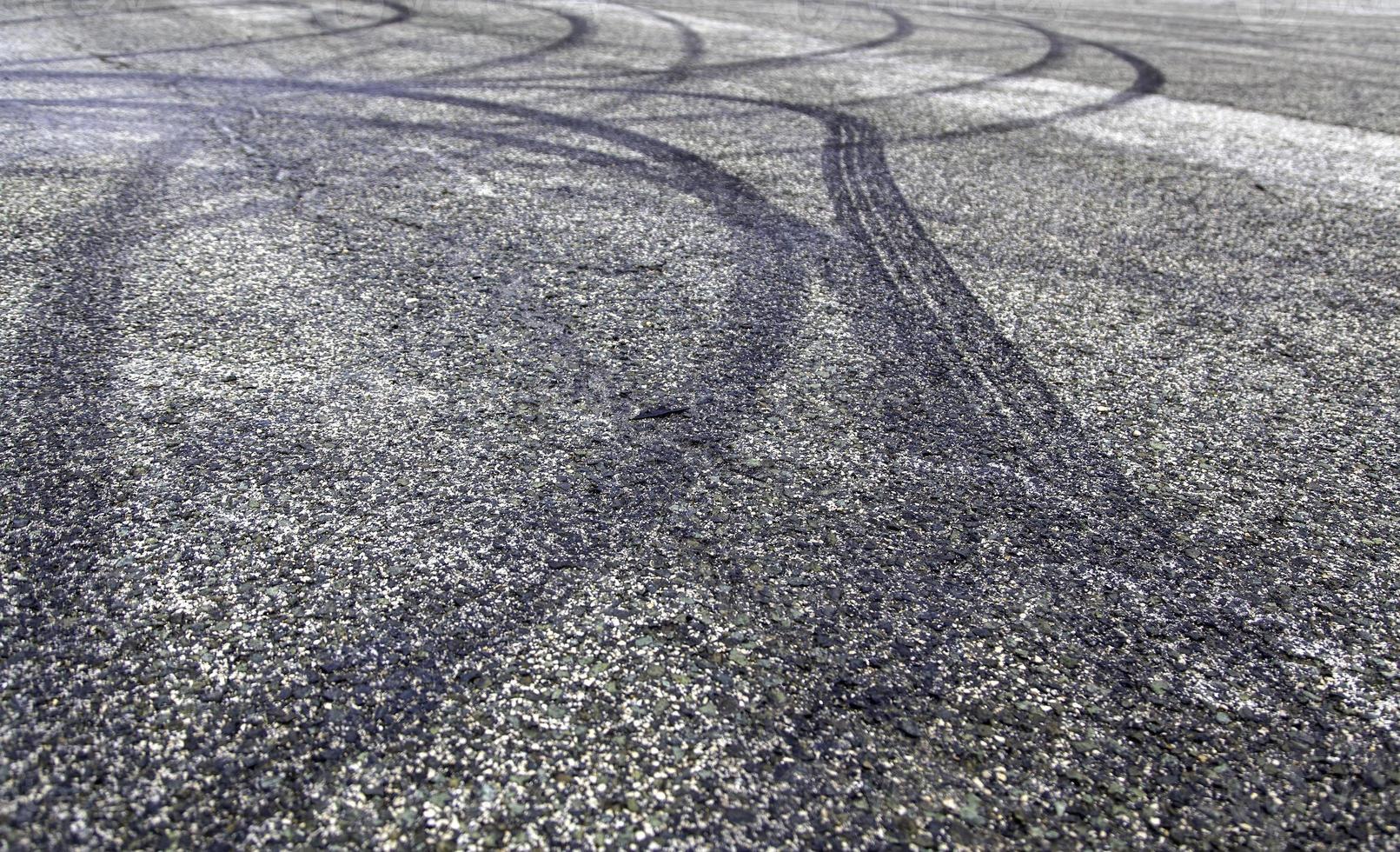 marcas de derrape en el asfalto foto