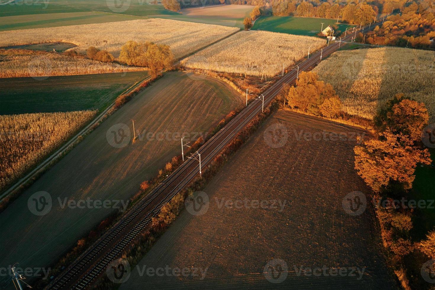 vista aérea del paisaje rural del ferrocarril al atardecer foto