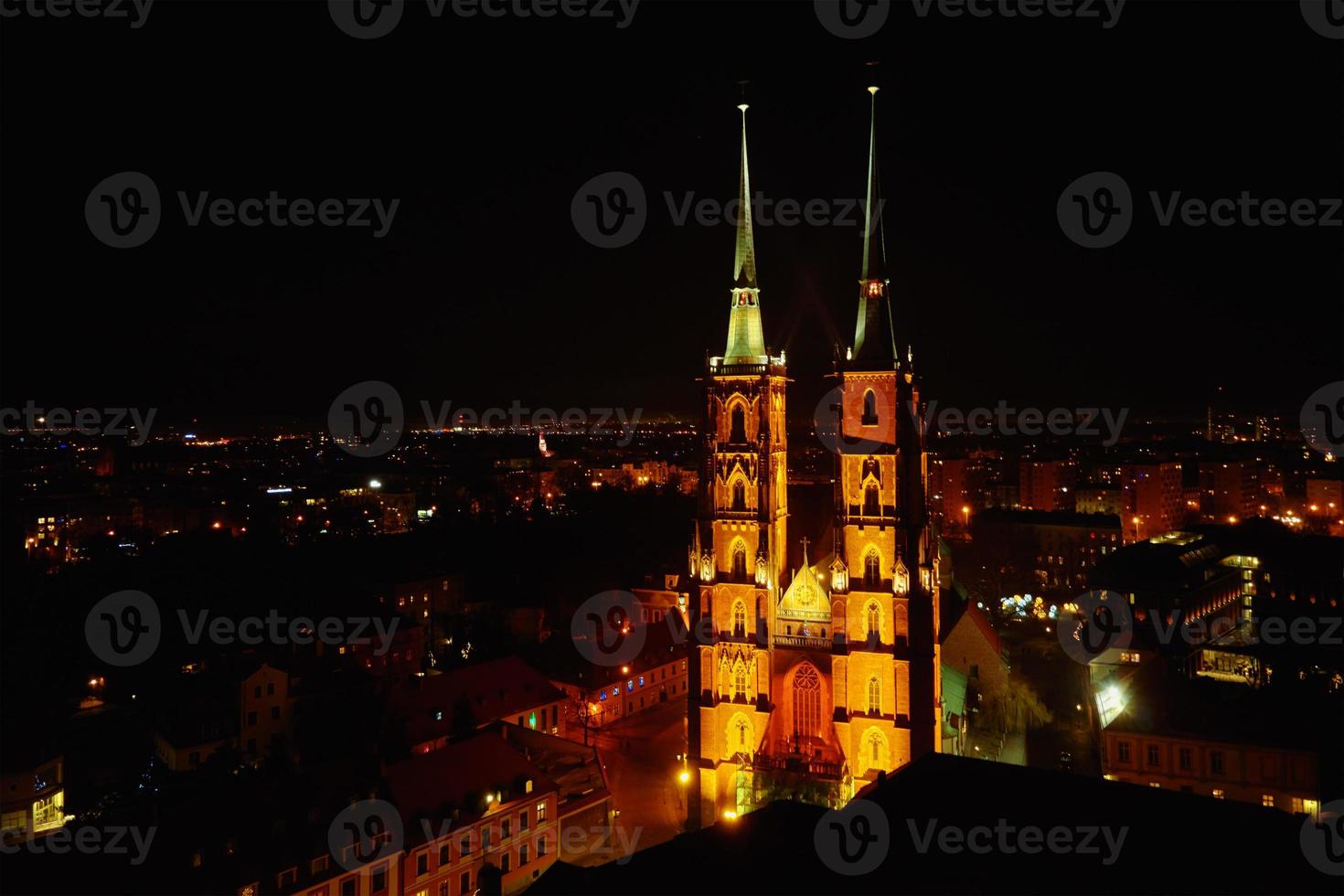 paisaje urbano del panorama nocturno de wroclaw en polonia, vista aérea foto