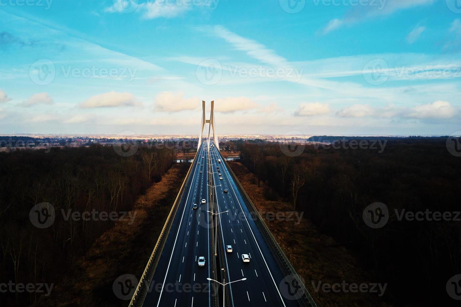 gran puente sobre el río con tráfico de coches foto