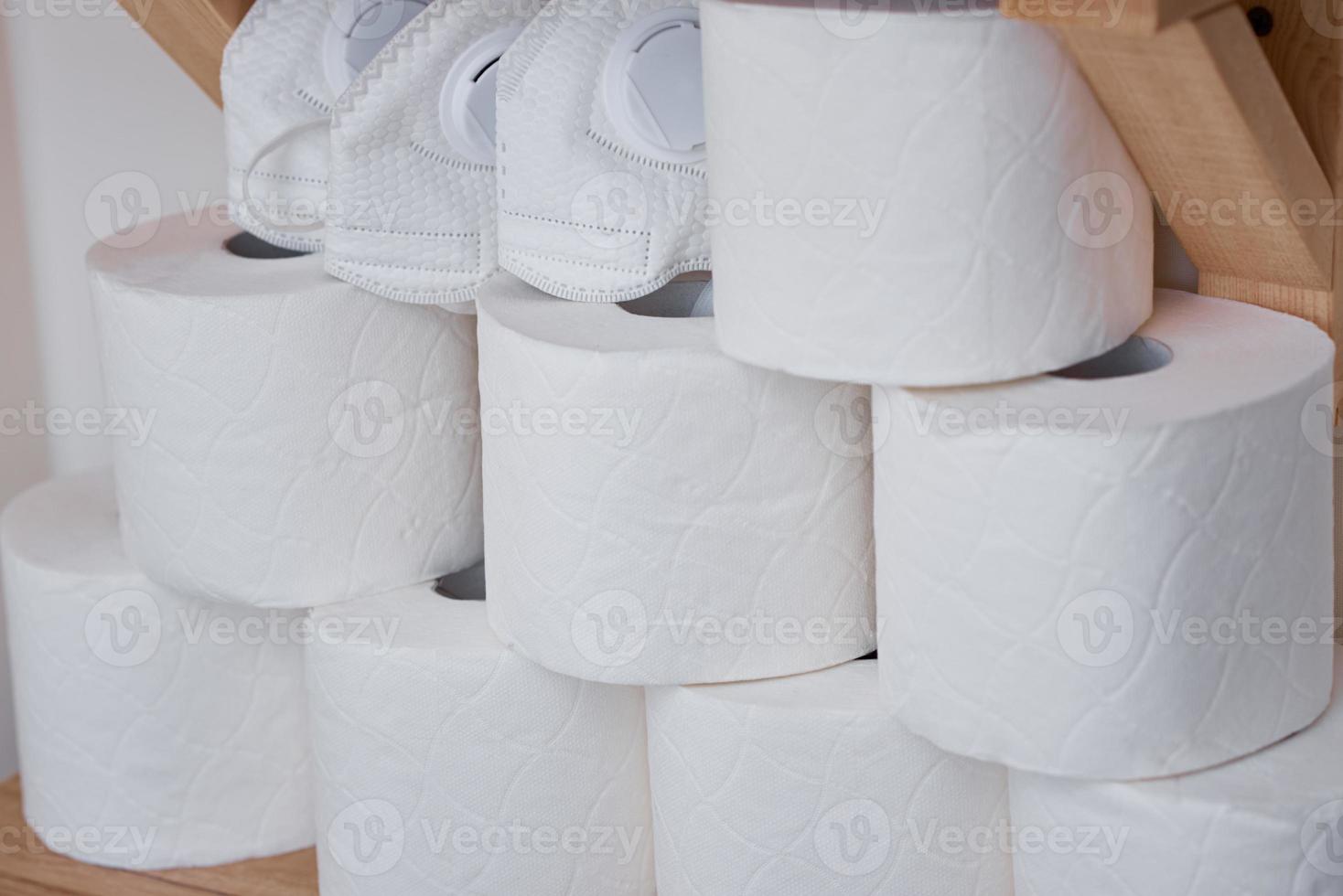 existencias de rollos de papel higiénico en la estantería foto