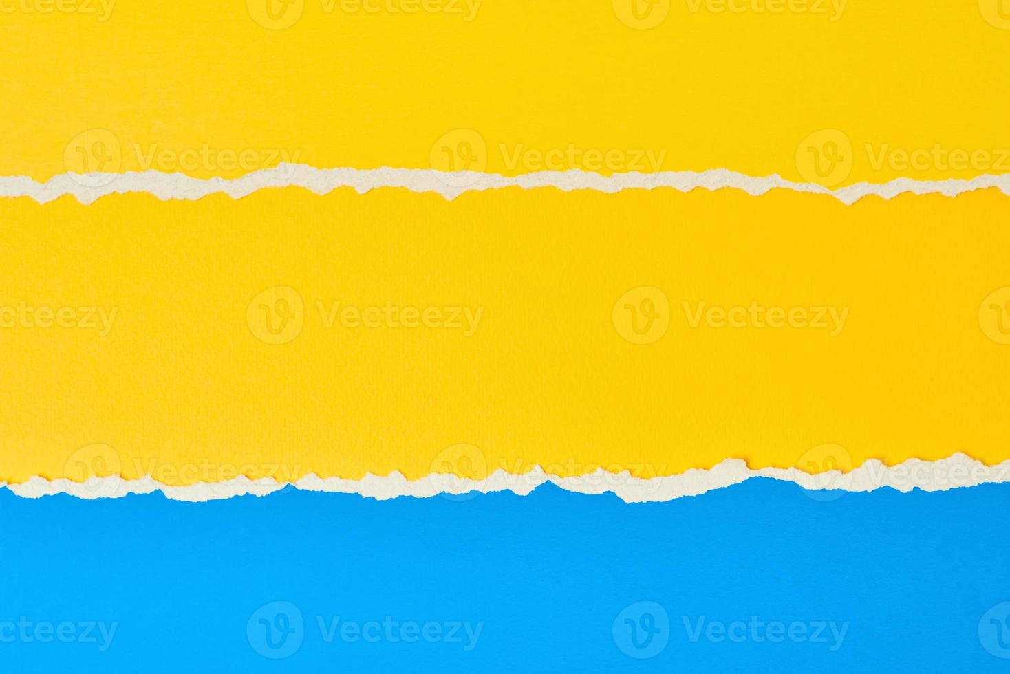 borde de papel rasgado con un espacio de copia, fondo de color azul y amarillo foto