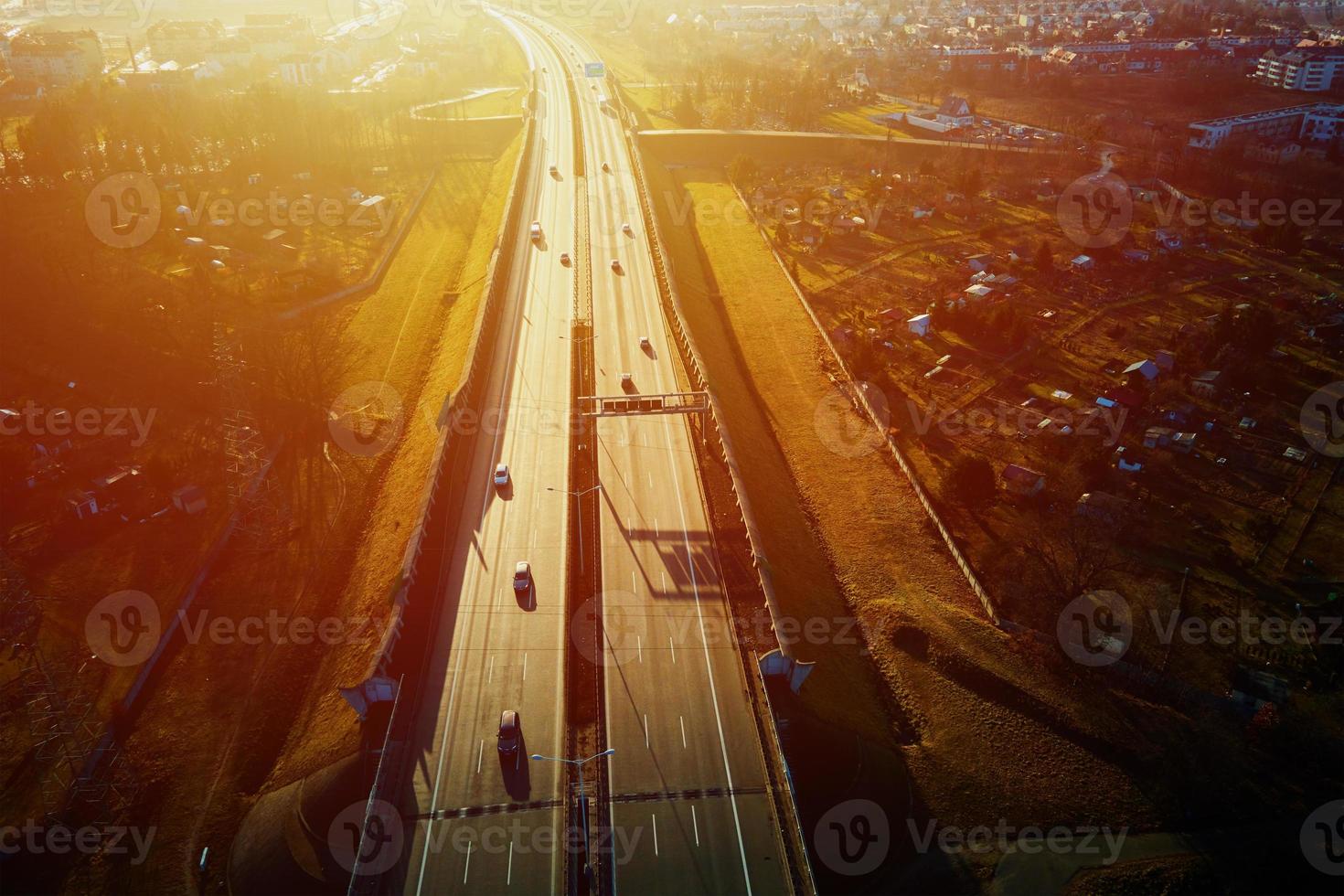 vista aérea de la carretera con coches en movimiento foto