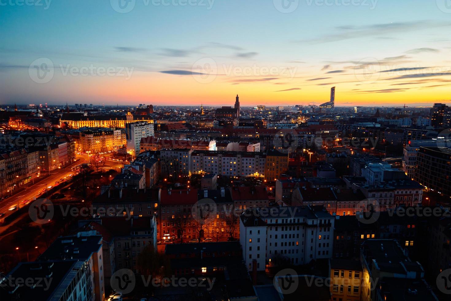 ciudad de wroclaw por la noche, vista aérea foto