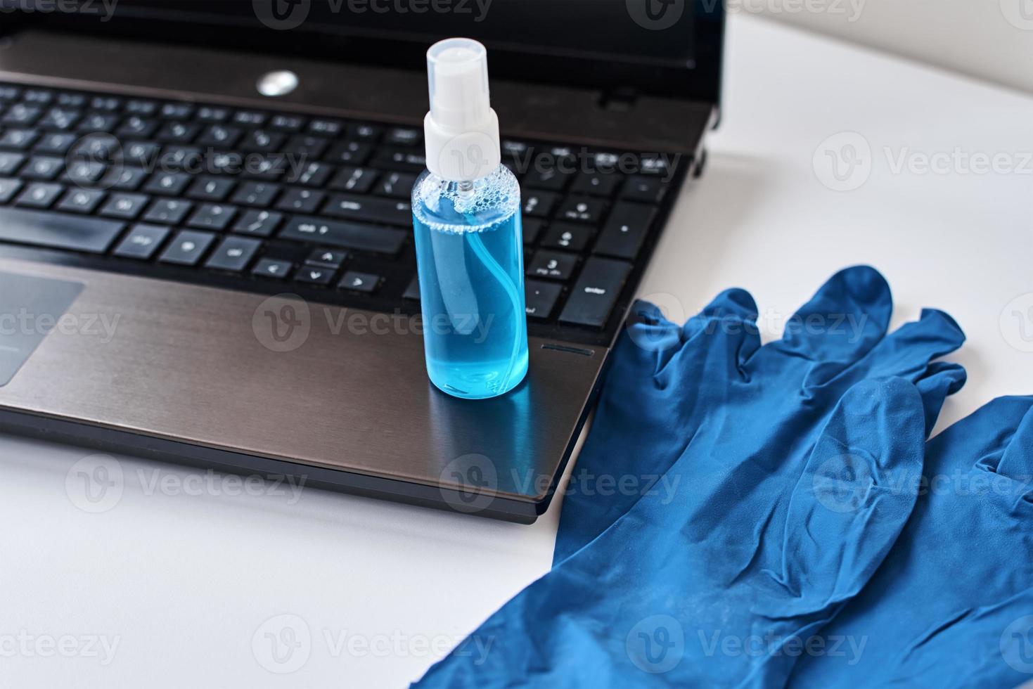 desinfección del teclado del portátil. computadora limpia para el trabajo en casa foto