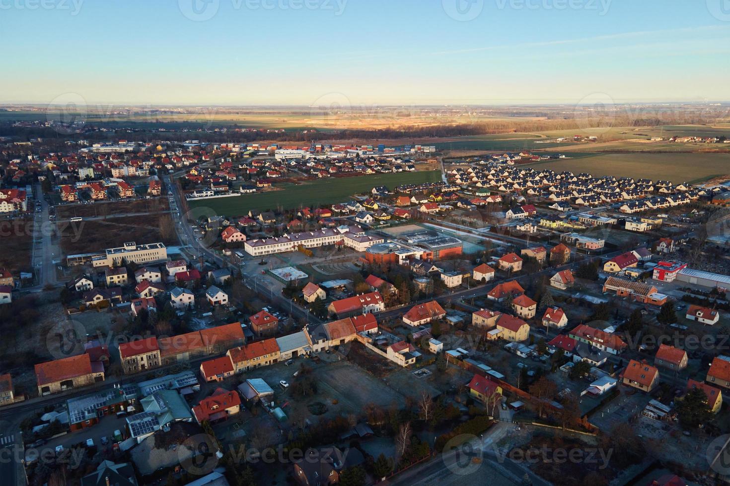 paisaje urbano de una pequeña ciudad europea, vista aérea foto