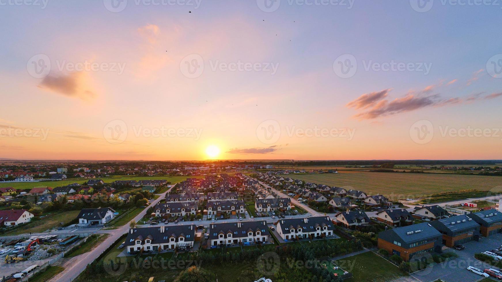 barrio suburbano en la ciudad de Europa, vista aérea foto