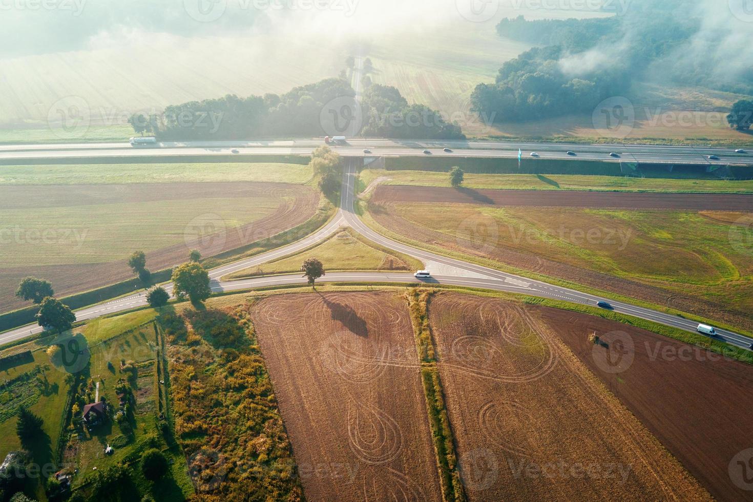 tráfico de automóviles en la carretera en el día de verano, vista aérea foto