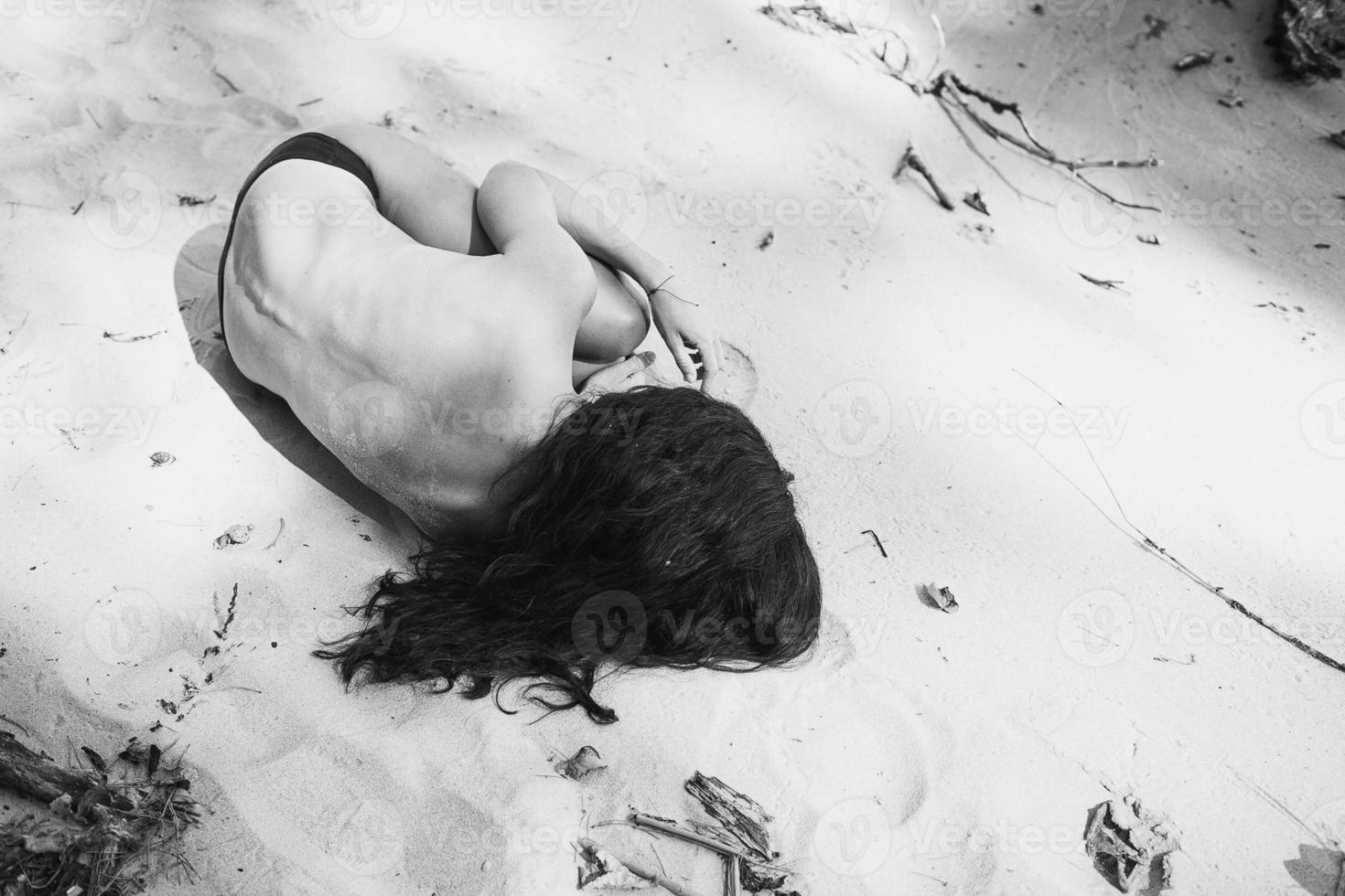 mujer desnuda acostada en la playa fotografía escénica monocromática foto