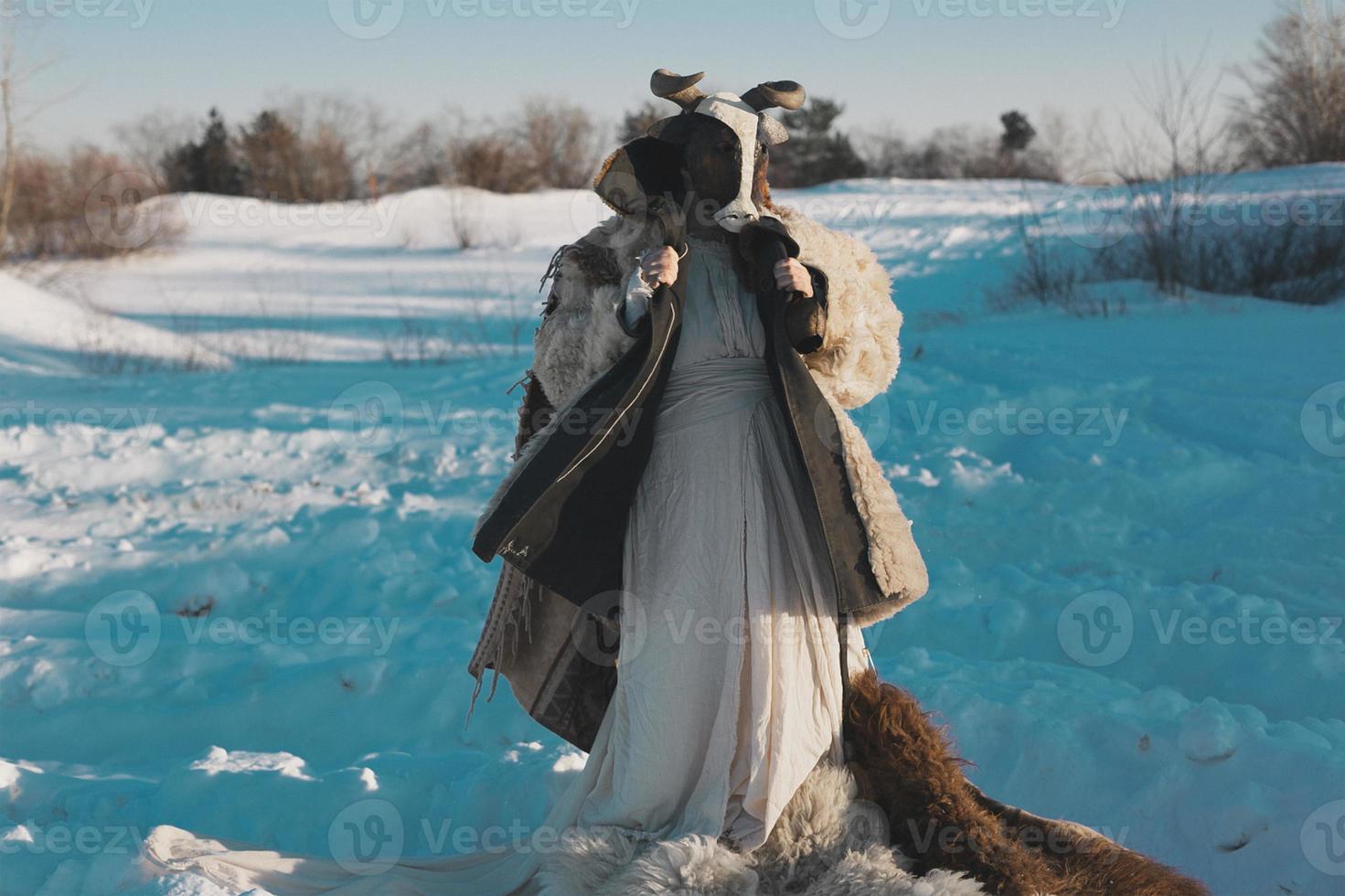 dama en traje tradicional fotografía escénica foto