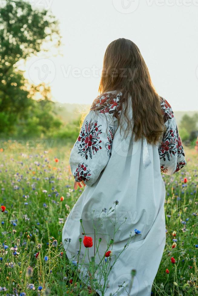 mujer en vestido tradicional fotografía escénica foto