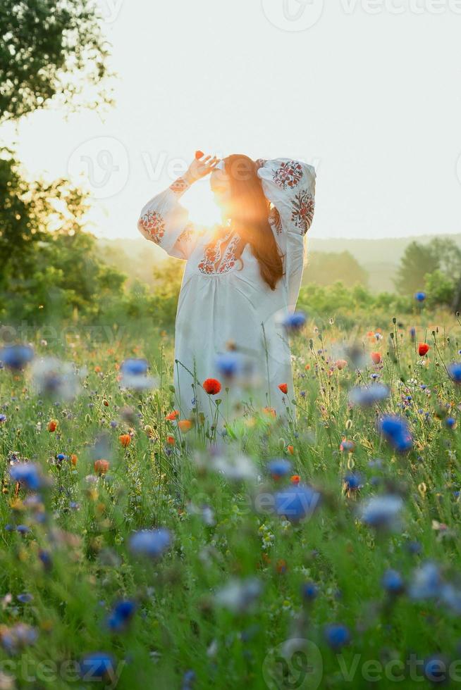 mujer en fotografía escénica de campo iluminado por el sol foto