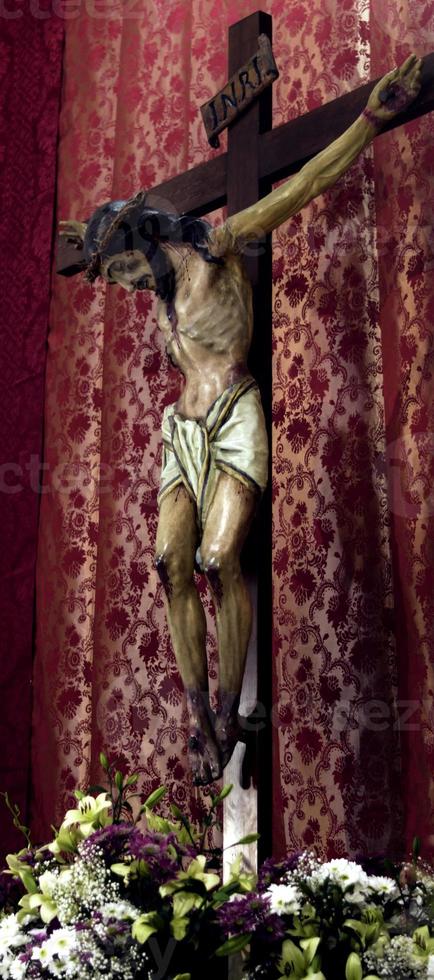 crucifijo con jesus.crucifix en la iglesia. foto