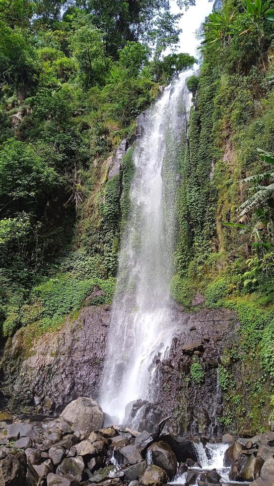 cascada sicepit, es una de las cascadas ubicadas en kendal central java, indonesia. foto