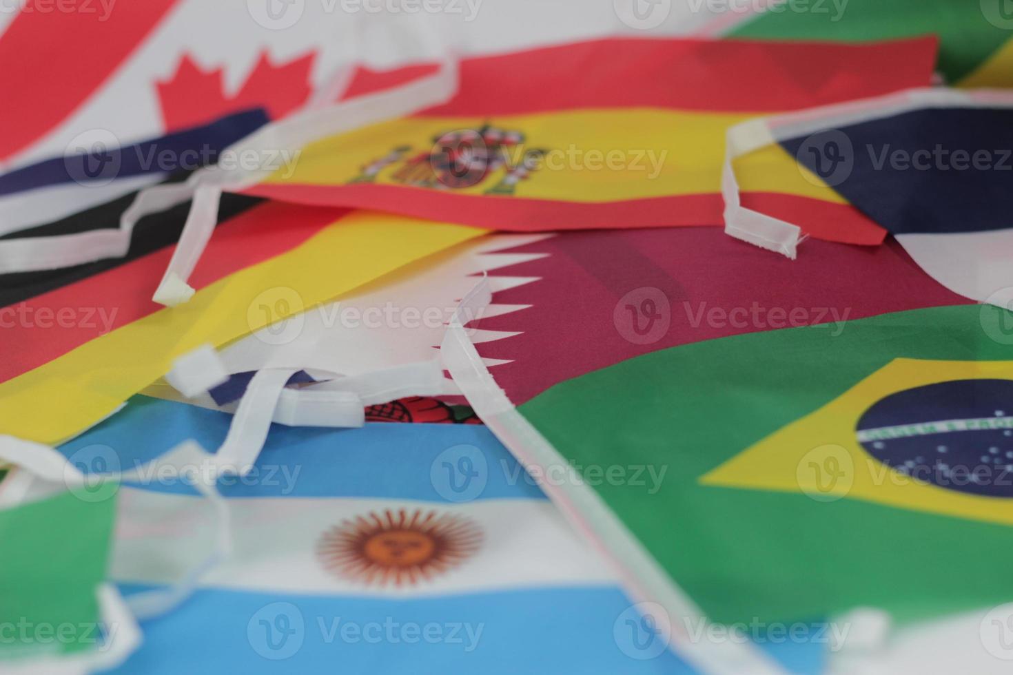 pelota de fútbol de cuero con banderas de equipos internacionales de los países participantes en el campeonato aislado en fondo blanco. Juego competitivo de equipos de fútbol. concepto de copa mundial. foto