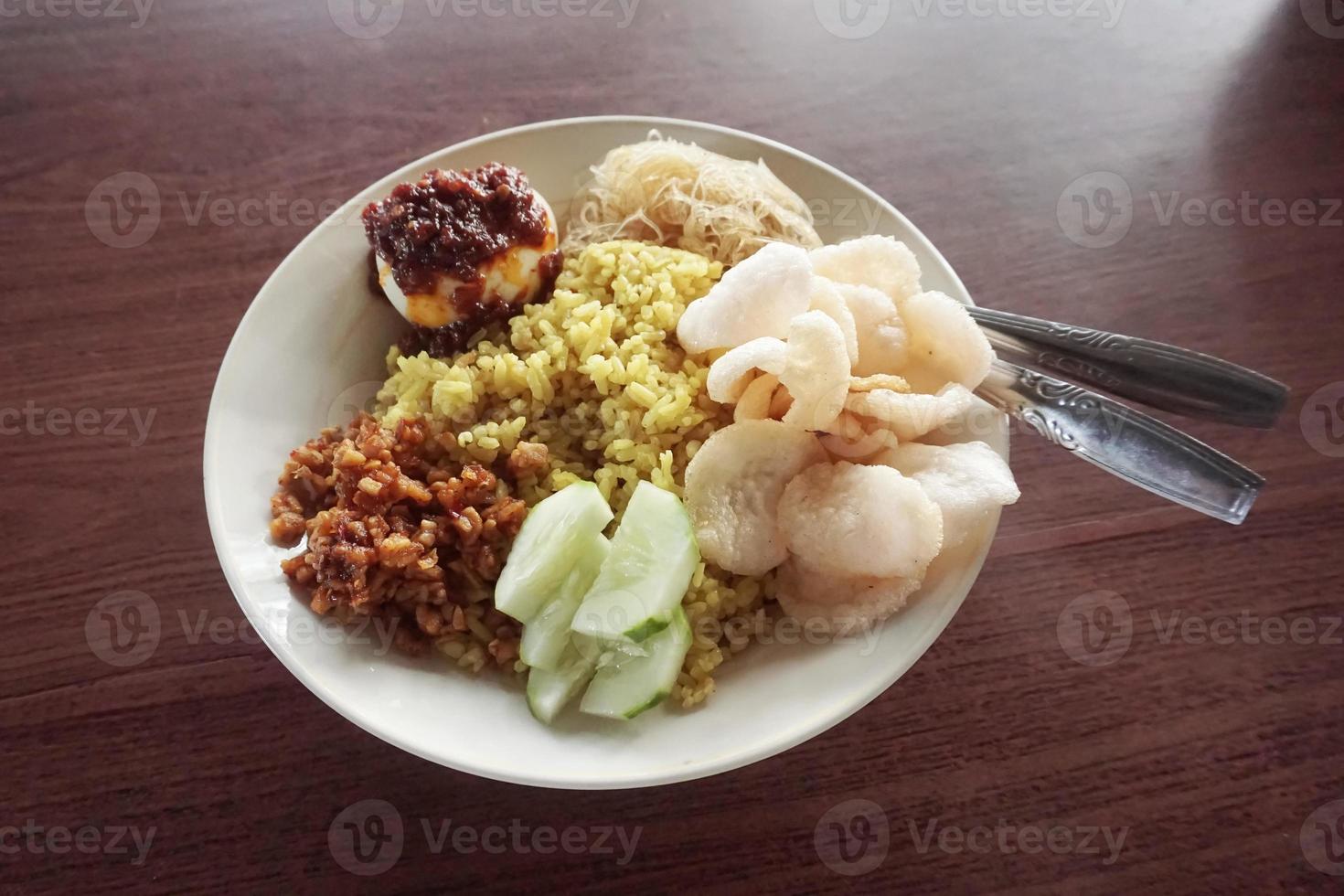 nasi kuning, arroz de color amarillo. deliciosa comida indonesia. foto