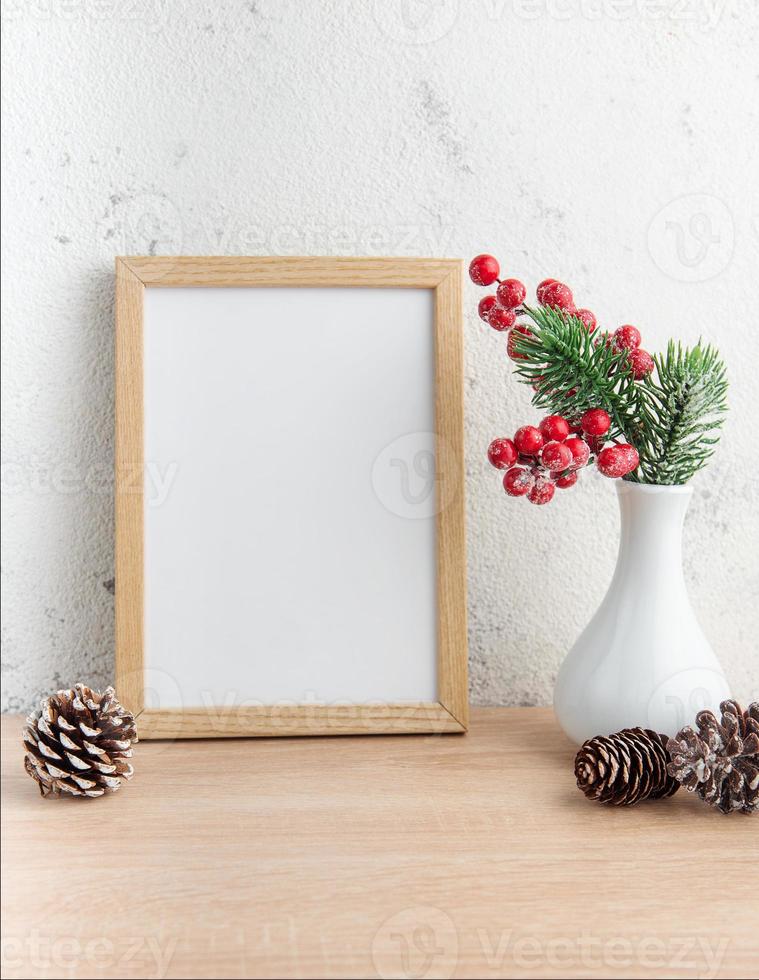 maqueta de marco de madera en blanco blanco con adornos navideños foto