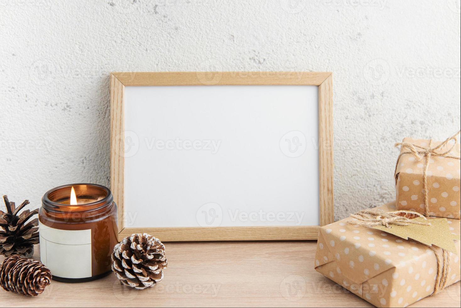 maqueta de marco de madera en blanco blanco con adornos navideños foto