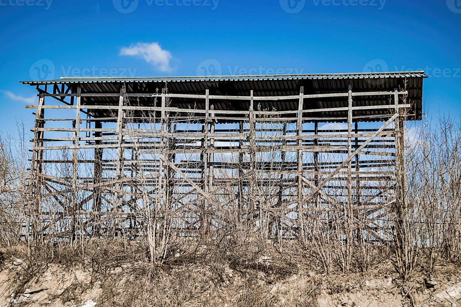 antiguo sitio de construcción destruido. andamios oxidados y construir foto