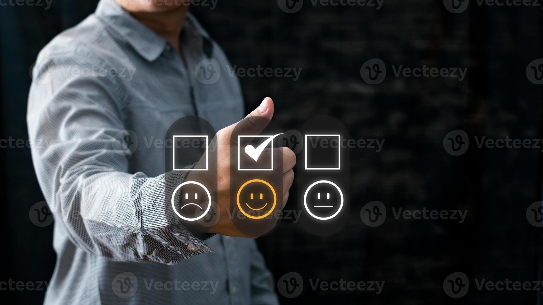 un hombre de negocios aprueba el icono de la cara sonriente feliz y cinco estrellas para dar satisfacción en el servicio. calificación muy impresionada. servicio al cliente y concepto de satisfacción foto