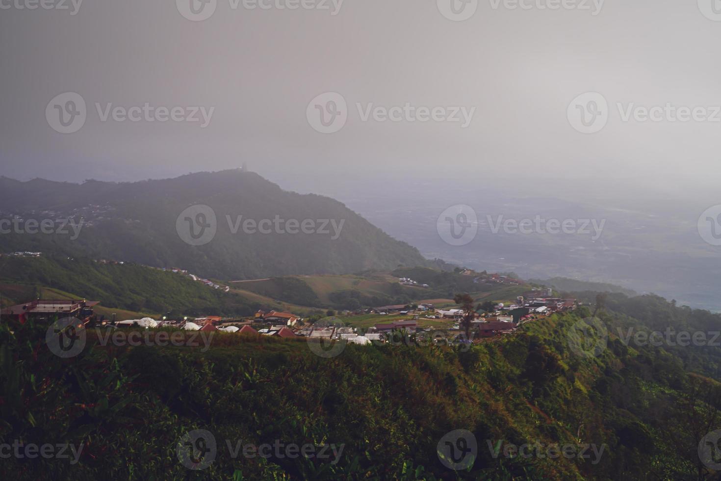 alta vista desde phu thap boek montaña provincia de phetchabun, tailandia. clima frío, altas montañas y niebla espesa. foto