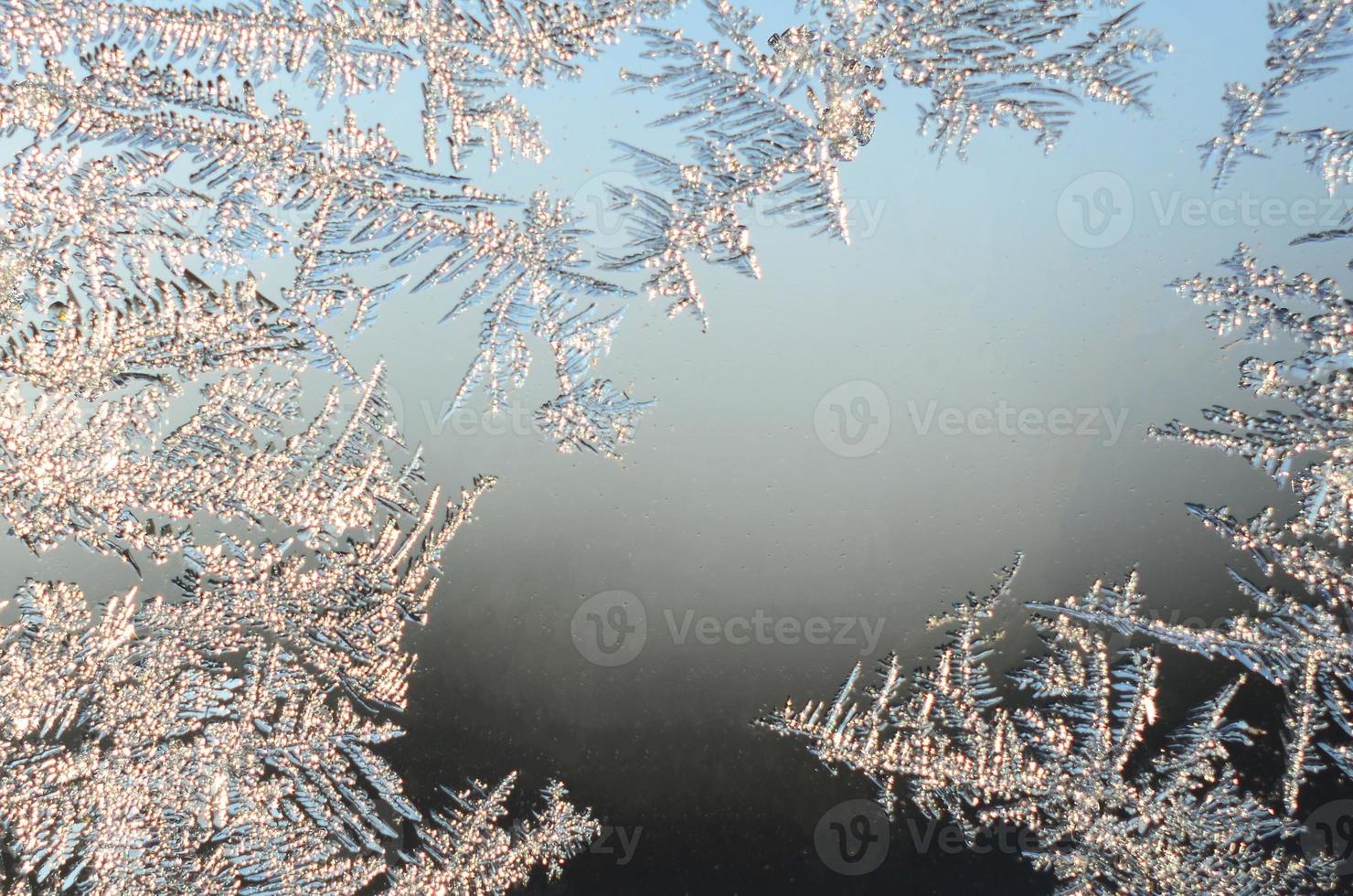 copos de nieve escarcha escarcha macro en el cristal de la ventana foto